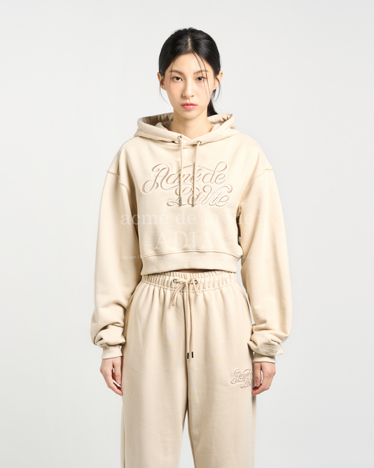 CURLY LOGO EMBOSS EMBROIDERY CROP TOP HOODIE BEIGE