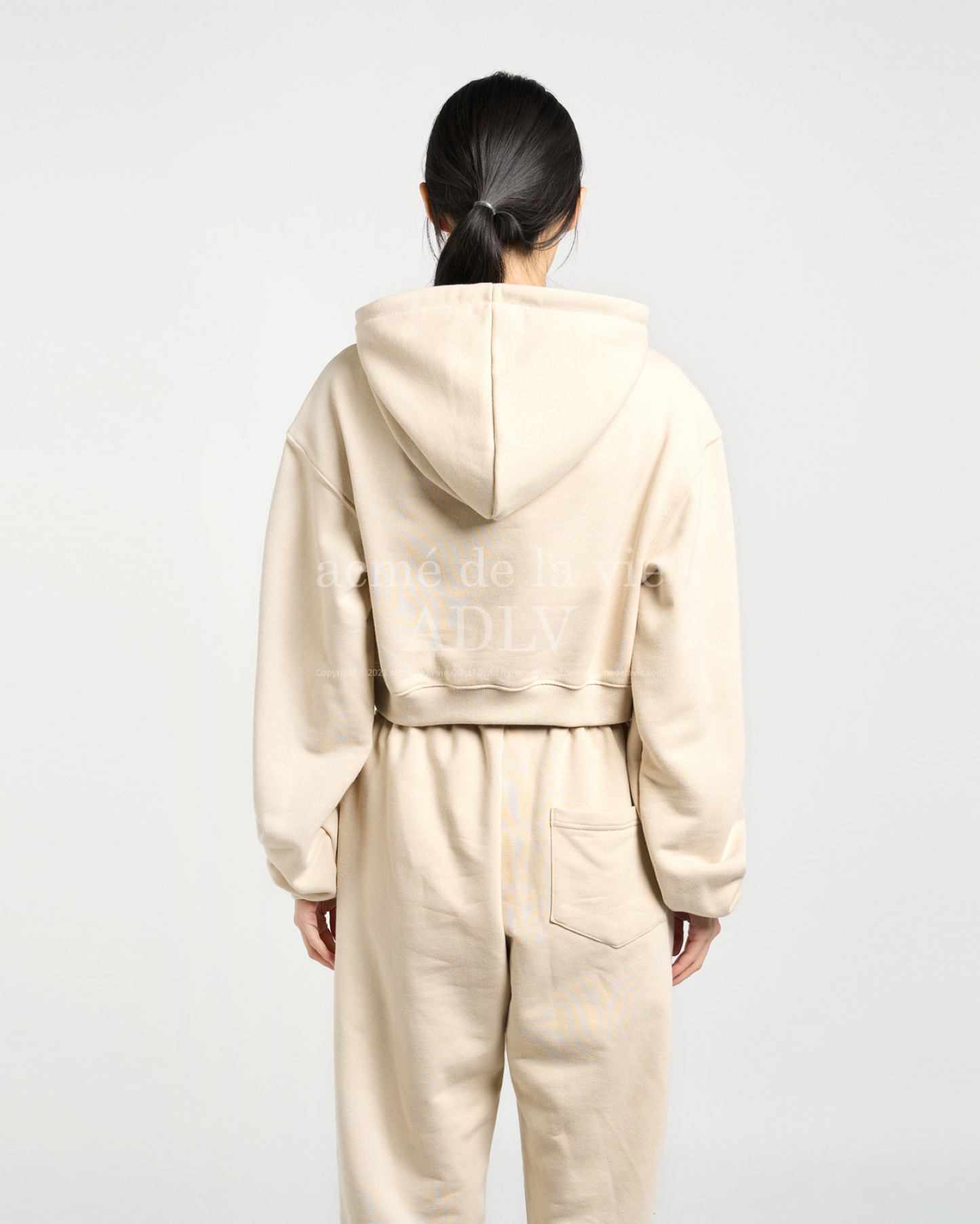 CURLY LOGO EMBOSS EMBROIDERY CROP TOP HOODIE BEIGE