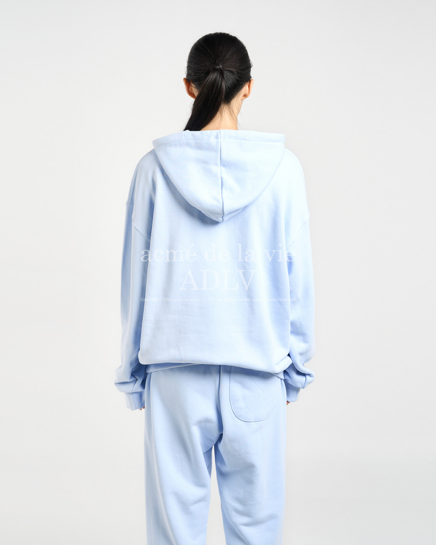 LAUREL A LOGO EMBLEM HOODIE SKYBLUE