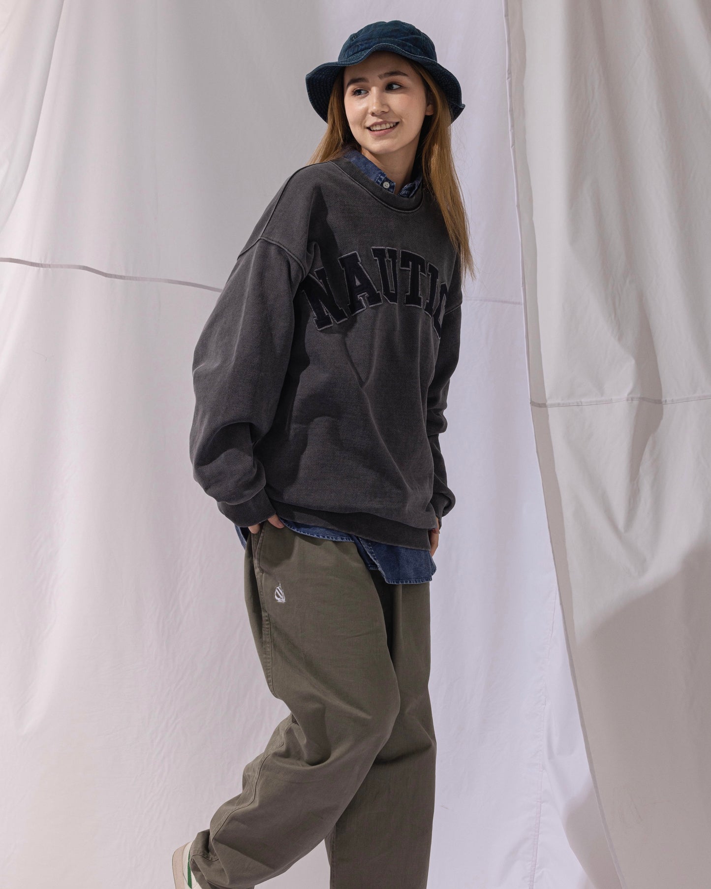NAUTICA KNIT ACTIVE HEAVY WEIGHT SWEAT GARMENT DYED ARCHLOGO CREW (CHARCOAL, 01C)
