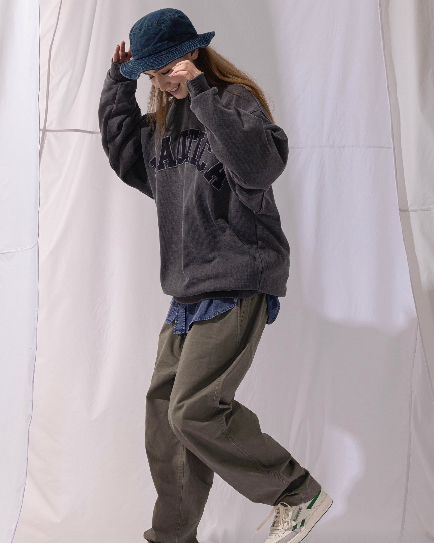 NAUTICA KNIT ACTIVE HEAVY WEIGHT SWEAT GARMENT DYED ARCHLOGO CREW (CHARCOAL, 01C)
