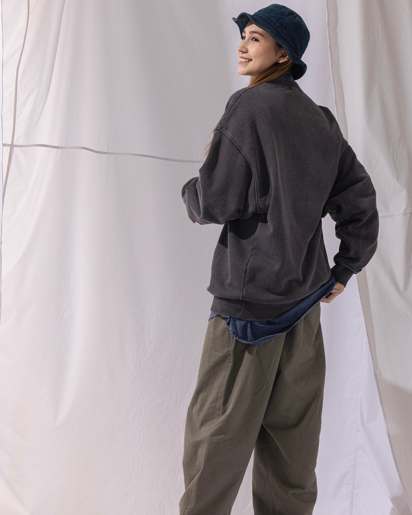 NAUTICA KNIT ACTIVE HEAVY WEIGHT SWEAT GARMENT DYED ARCHLOGO CREW (CHARCOAL, 01C)