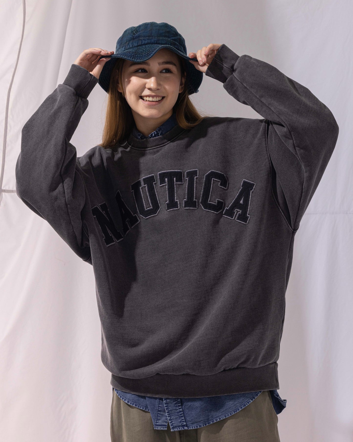 NAUTICA KNIT ACTIVE HEAVY WEIGHT SWEAT GARMENT DYED ARCHLOGO CREW (CHARCOAL, 01C)