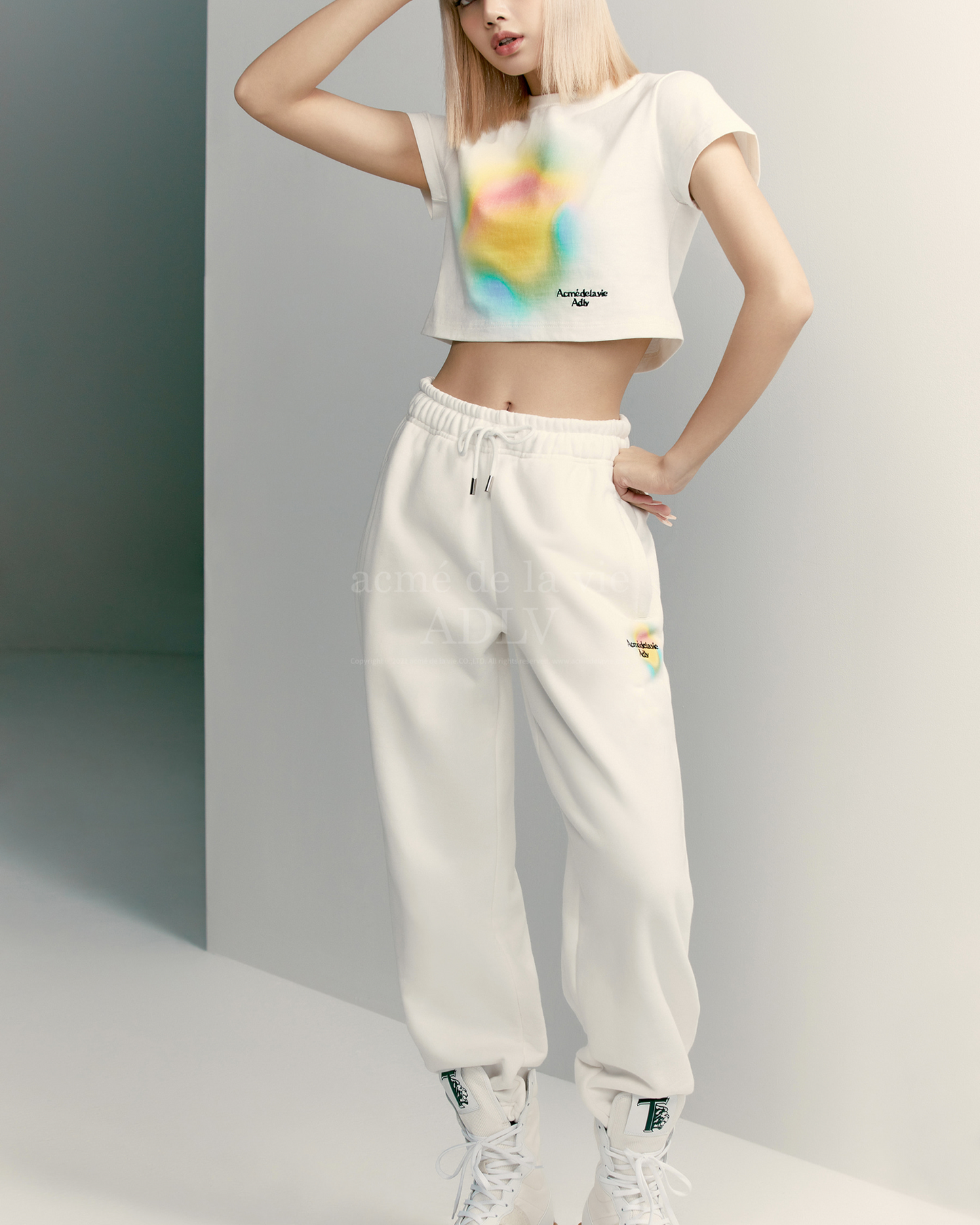 RAINBOW GRADATION ARTWORK CROP TOP SHORT SLEEVE T-SHIRT
CREAM