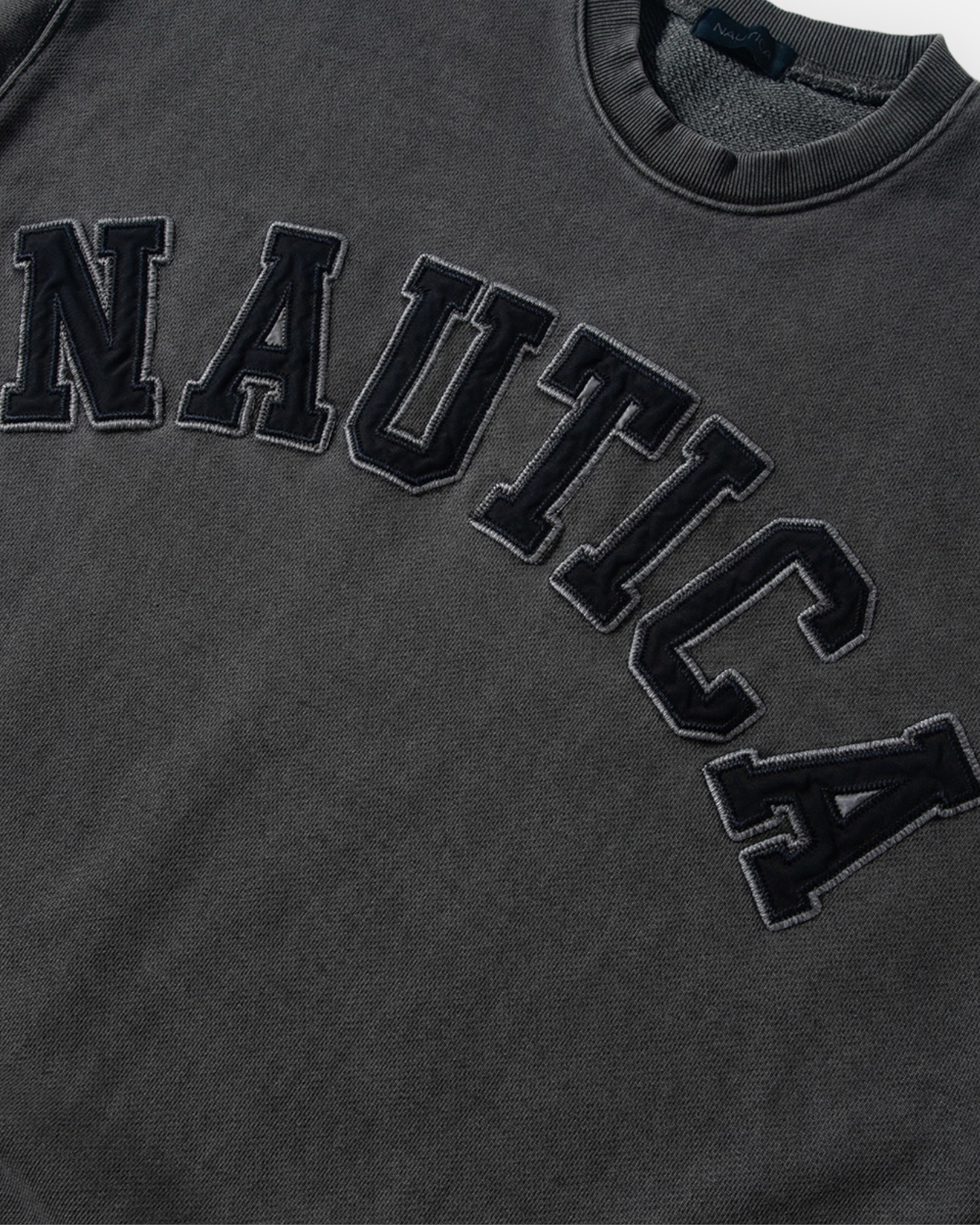 NAUTICA KNIT ACTIVE HEAVY WEIGHT SWEAT GARMENT DYED ARCHLOGO CREW (CHARCOAL, 01C)