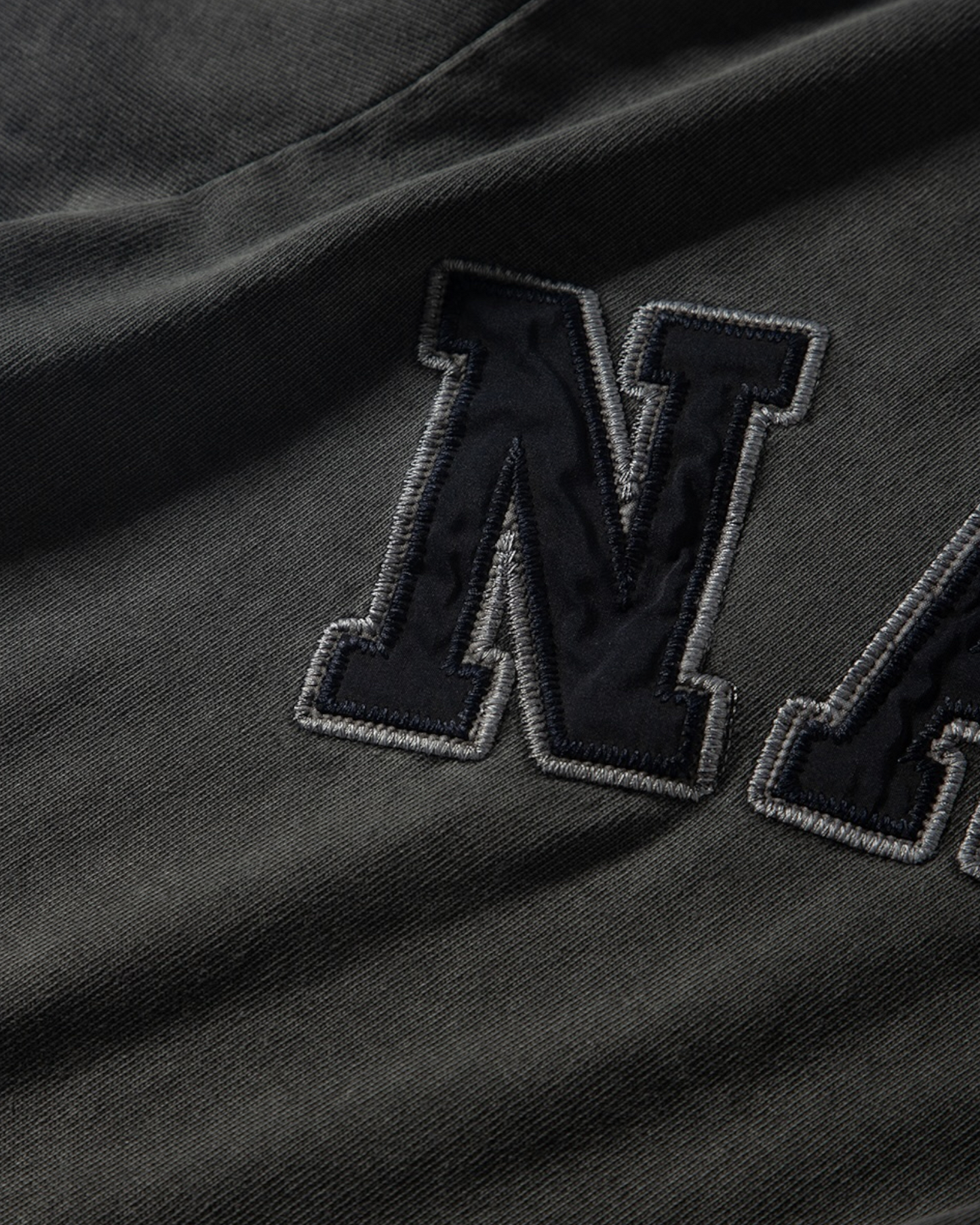 NAUTICA L/S T-SHIRTS TOO HEAVY GARMENT DYED ARCHLOGO L/S TEE (CHARCOAL, 01C)